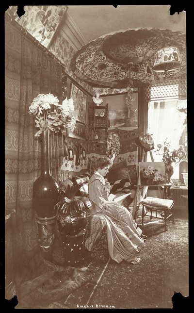 Amelia Bingham in ihrer Wohnung lesend, um 1905 von Byron Company